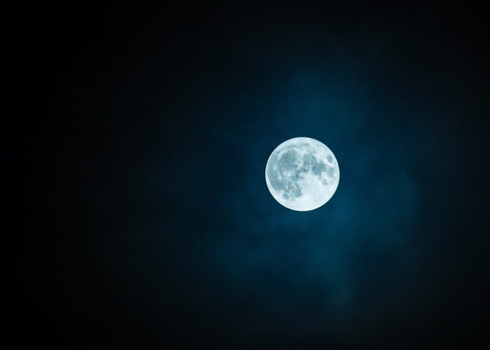夜空星象图与古代星宿方位图并排展示，青龙白虎朱雀玄武四象以线条勾勒
