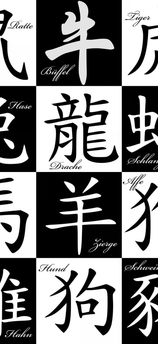 日历首页截图，整月网格中高亮今天，下方显示今日宜忌与节气名称，界面简洁
