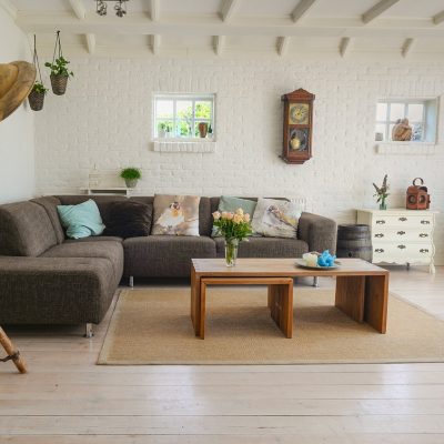 编辑在台灯下核对历法换算表的半身像，手边放着计算器与写满批注的打印稿，氛围是长期伏案的日常感